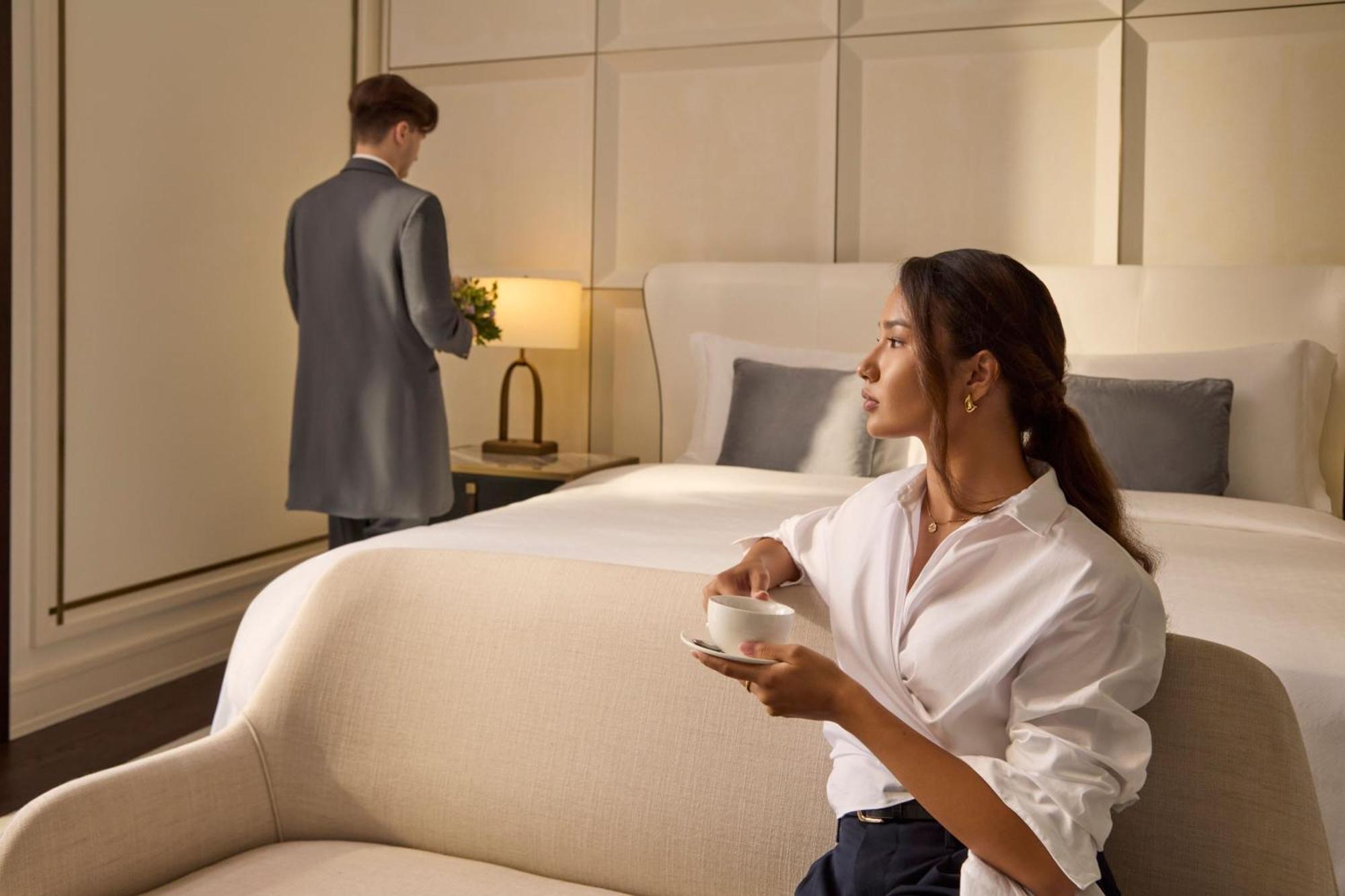 The St. Regis Astana Hotel Exterior foto A guest being served by a butler