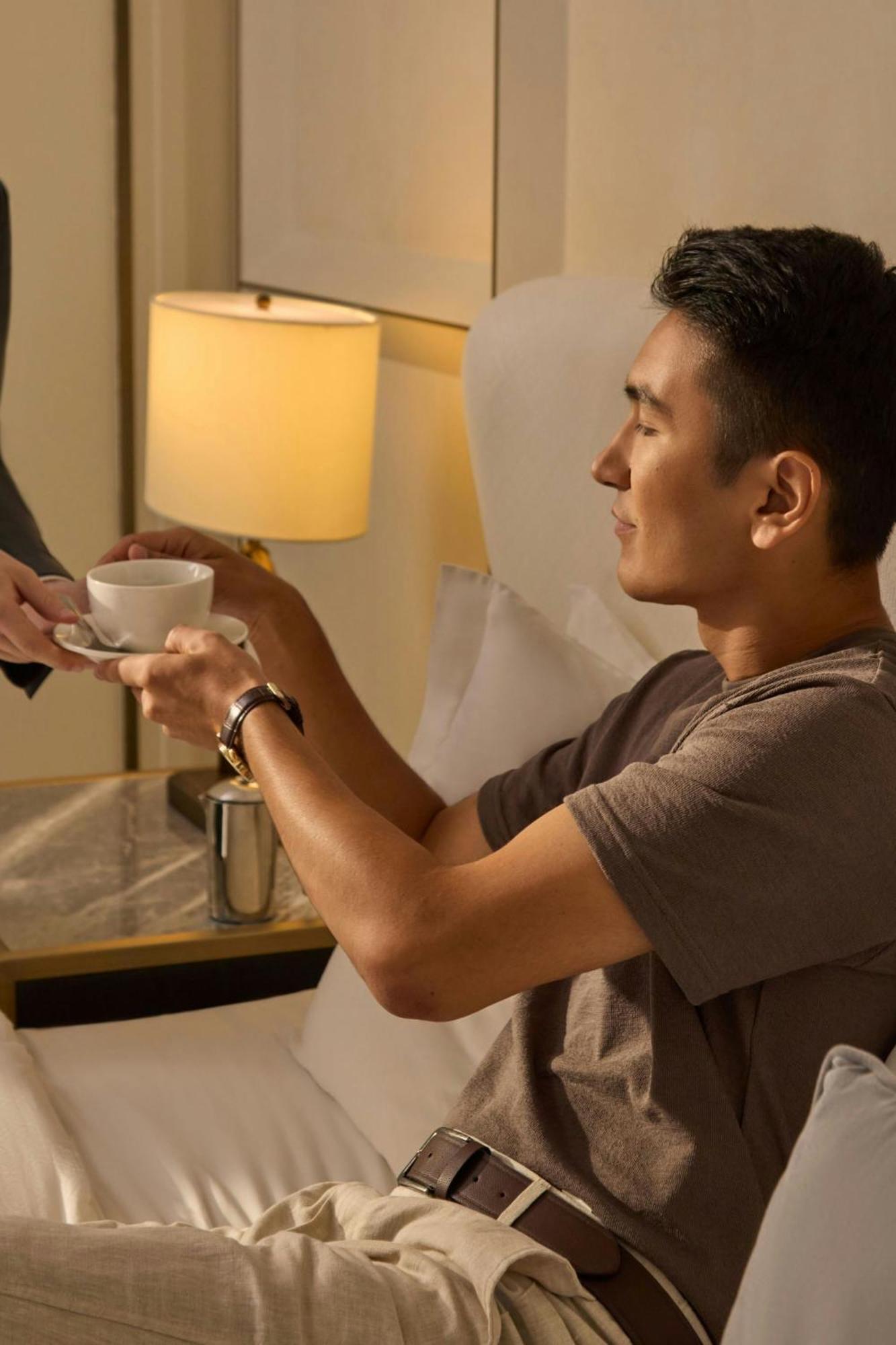 The St. Regis Astana Hotel Exterior foto A guest being served coffee